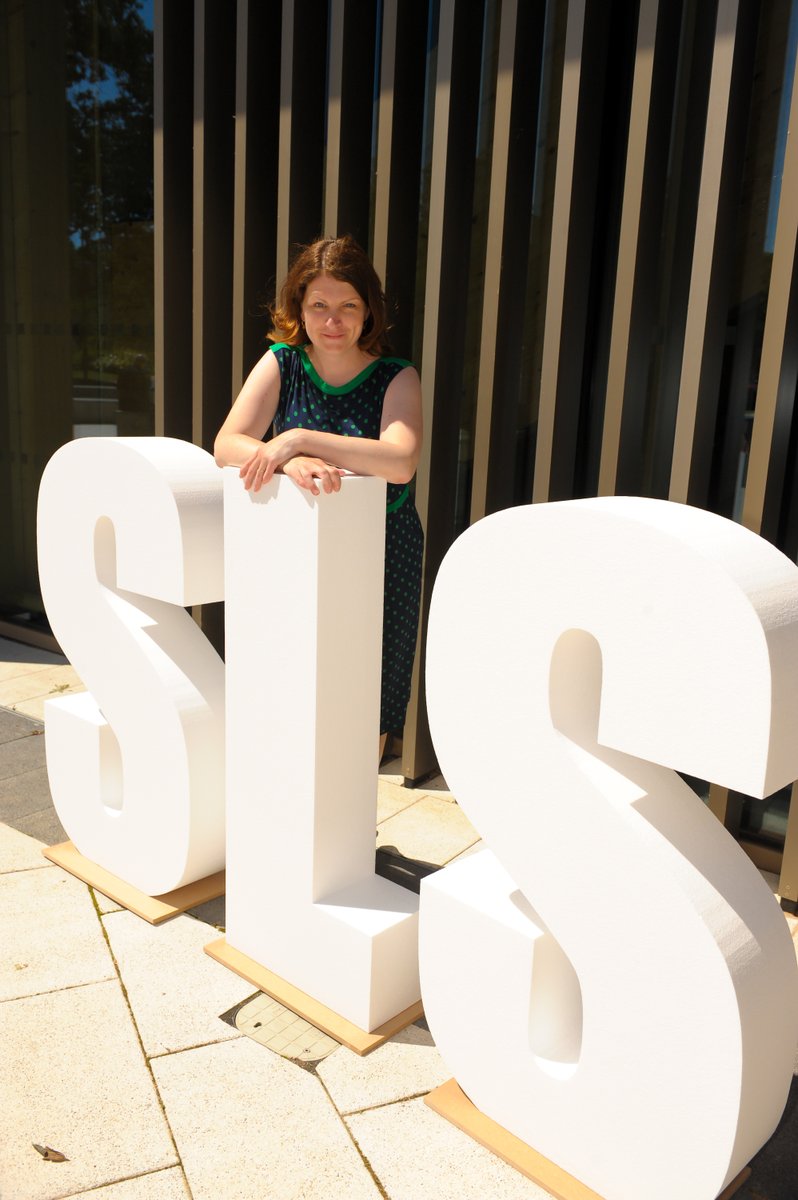 giffordlab's tweet photo. Delighted to host our past graduating students on campus in the last few days, and enjoy the #photoopportunity next to our new #ibrb building and the #sls School of Life Sciences @WarwickLifeSci sign! https://t.co/PNgMinCsaY