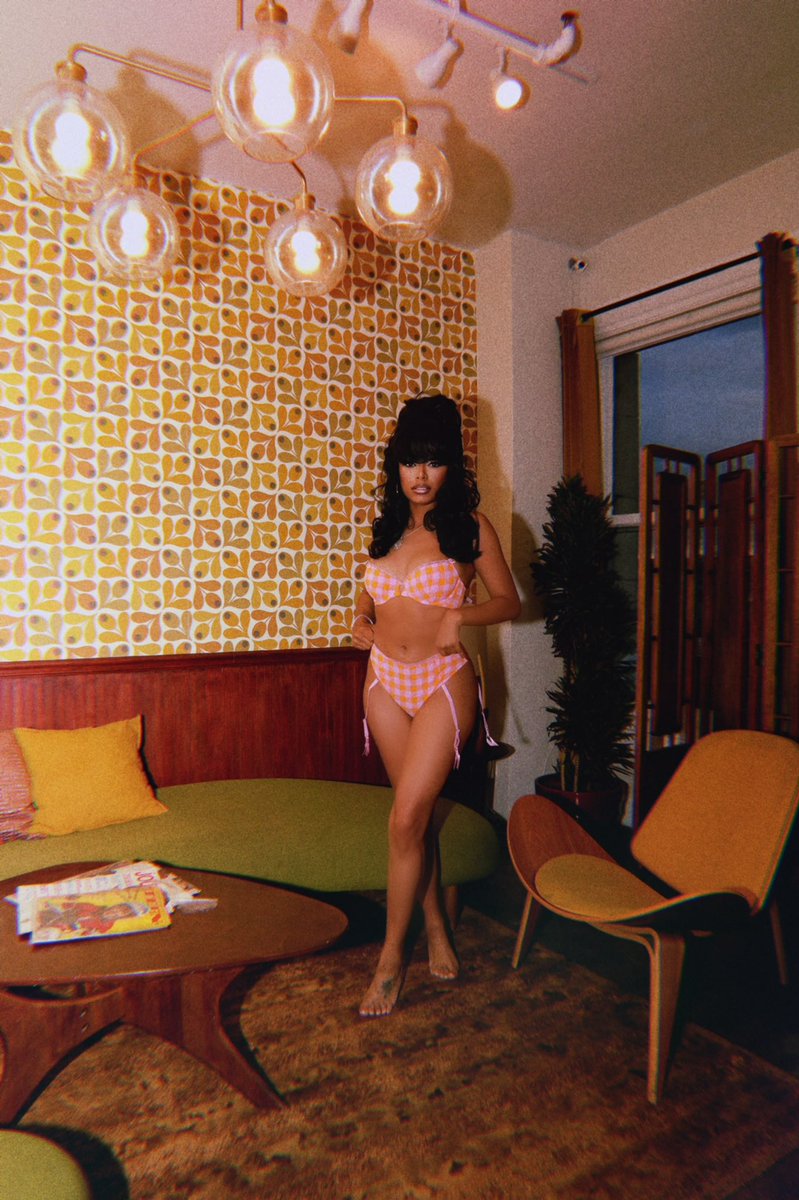 LadyLondon's tweet image. Hello Barbara…. This is Shirley 📞