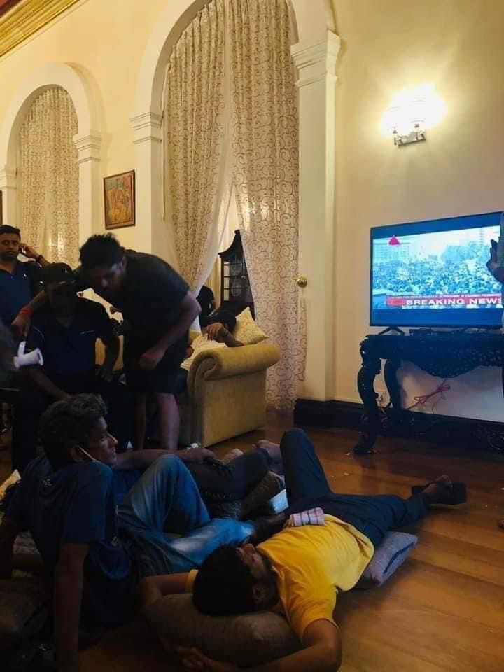 AdvoBarryRoux's tweet photo. Sir Lanka protesters chilling in their President's residence while watching their own protest live on Tv. https://t.co/8djsEWJH9M