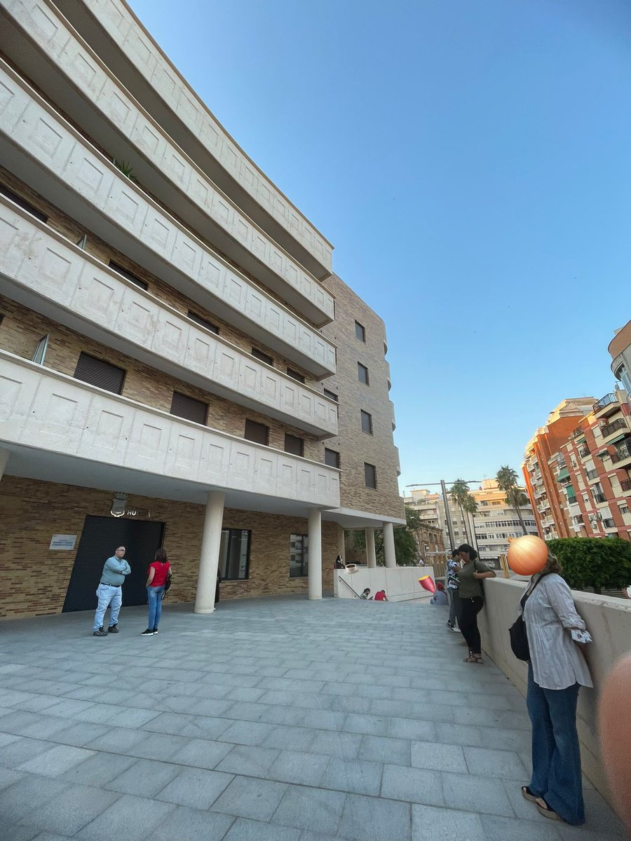 mariafinker's tweet photo. The most Spanish experience. Don’t get in line. Ask who is last then post up anywhere. I’m the last person in line, before me is the sweet potato, before them is the onion, before the onion is the nun with the coffee. 🤷🏻‍♀️🫣 https://t.co/S4eJAD52UP