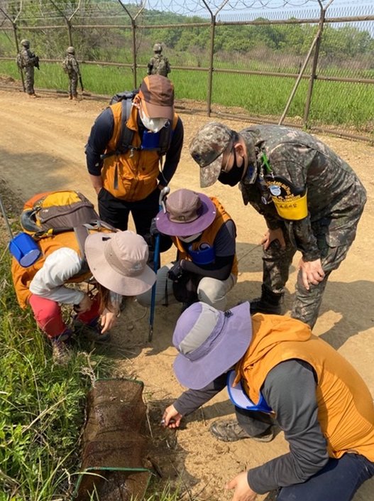 UN_Command's tweet photo. PZI
#UNC personnel have recommenced in the #DMZ with colleagues from the #ROK government for #PeaceZoneInitiative surveys. Working through #COVID restrictions, our personnel have conducted 13 days of flora, fauna, and cultural surveys. https://t.co/jFJFzZmEto