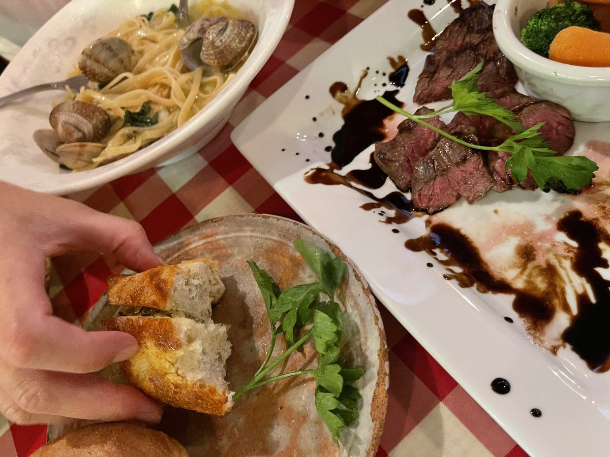 bobyosh's tweet photo. #夕暮れ のベガスを
眺めながら #晩御飯 へ
#JapaneseItalian のお店
#ハラミステーキ
#和風ボンゴレ
#和牛たたき
#デザート は
#ティラミス
#soymilk の #パナコッタ
#黒胡麻Blancmange
(ミルクプリン)
#どれも絶品
#赤ワイン は
#カリフォルニアワイン
#メルロー #一杯だけ
#旅録 https://t.co/VQO3m9ScQS