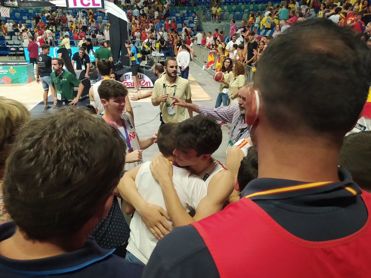 pdavocabra's tweet photo. El momento más bonito del la final de ayer fue ver a Hugo González acercarse a la grada, colgarle su medalla a un niño de la primera fila y darle un fuerte abrazo. 
Llegue a tiempo para captar el momento. 
Espero que alguien le haga llegar la foto 
#FIBAU17
@BaloncestoESP https://t.co/SjZ103dOx2