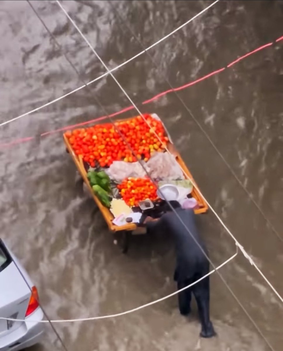 Zimedaari Ka Bojh..💔#HEAVYRAINFALL #KARACHI