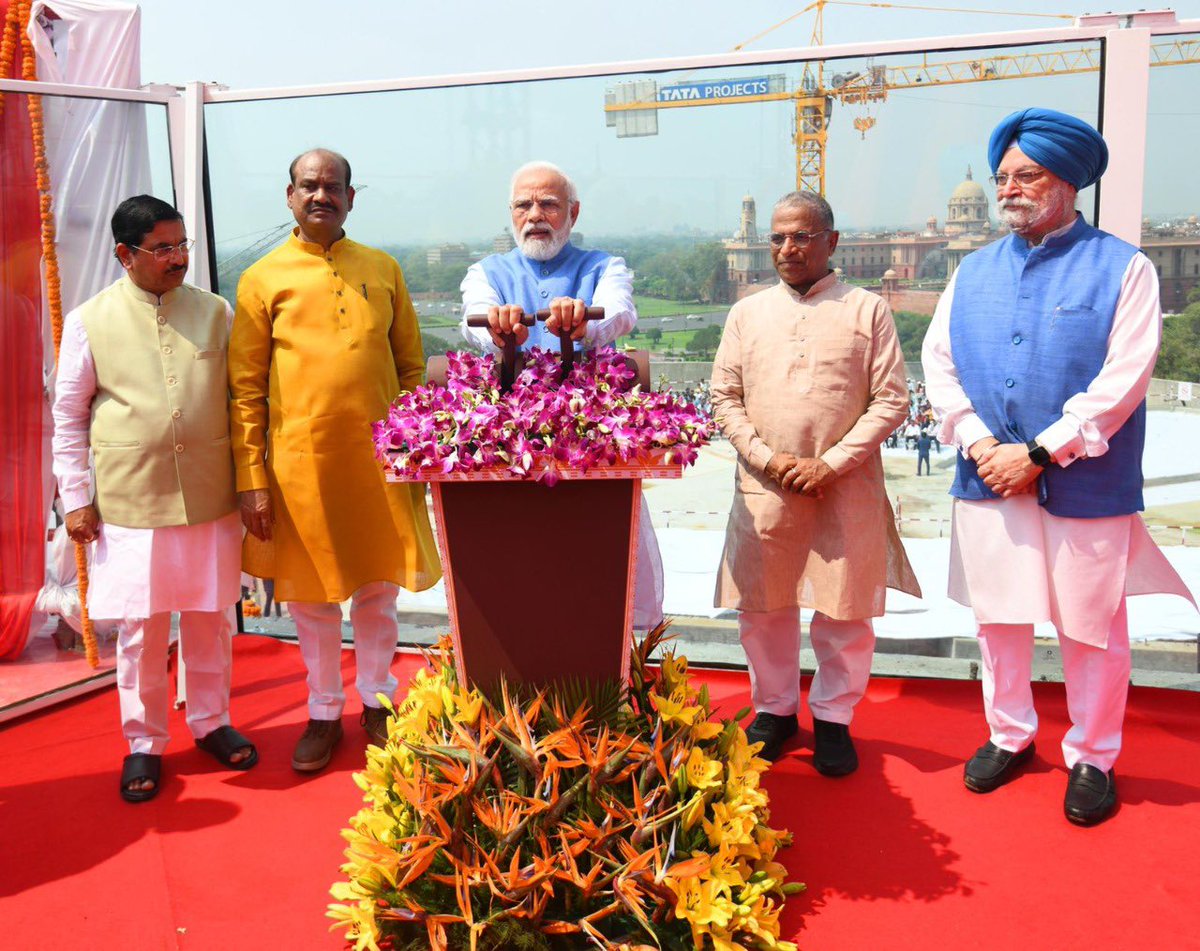 mygovindia's tweet photo. Glimpses of Prime Minister @NarendraModi unveiling the National Emblem cast on the roof of the New Parliament Building. https://t.co/4NhAUwpNF6