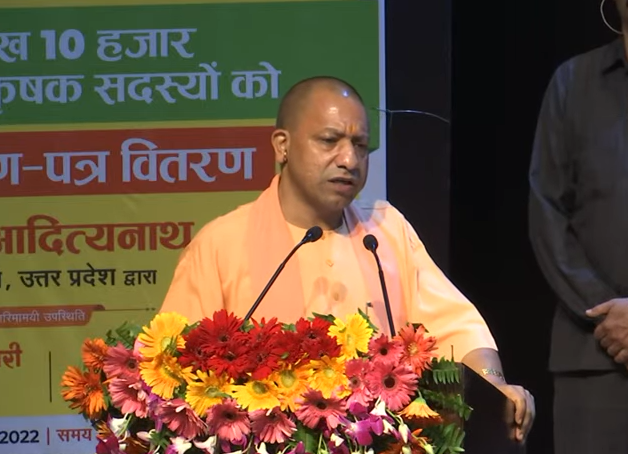 प्रदेश के 50 लाख 10 हजार से अधिक अन्नदाता किसानों को अंश प्रमाण-पत्र वितरण के कार्यक्रम में मंचासीन महानुभावों, गन्ना विभाग के सभी अधिकारीगण व पूरे प्रदेश से आए सभी अन्नदाता किसान भाइयों और बहनों का मैं <a href="/UPGovt/">Government of UP</a> की ओर से हृदय से स्वागत करता हूं: #UPCM <a href="/myogiadityanath/">Yogi Adityanath</a>