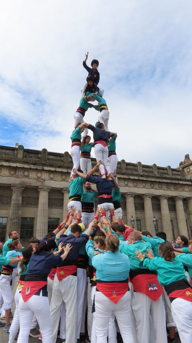 Dues colles han fet castells a l'estranger: els <a href="/CCSPISP/">CC Sant Pere i Sant Pau</a> han anat a Cognin (França) i els <a href="/CastellersSAFA/">Castellers de SaFa</a> a Edimburg (Escòcia).
▶️ La crònica i els resultats #castellers del cap de setmana:

👉 revistacastells.cat/2022/07/altafu…