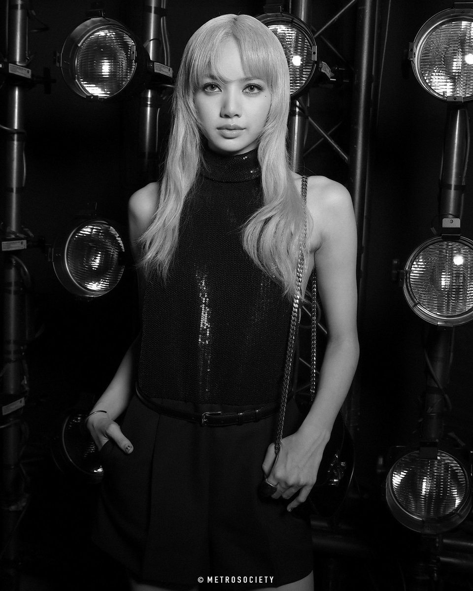 MTSmag's tweet photo. • Celine จัดงานแฟชั่นโชว์สุดยิ่งใหญ่ Spring/Summer 2023 นำโดยสาวลิซ่า BLACKPINK พร้อมด้วยสองหนุ่มสุดฮอต V จากวง BTS และ Park Bo Gum เข้าร่วมชมงาน
.
#CELINE
#Lisa @BLACKPINK_LISA
#lalalalisa_m
#CELINEHOMME
#CELINEBYHEDISLIMANE
#mtsmag
#เมโทรโซไซตี้
#thaimenmagazine https://t.co/wJG8Il434H