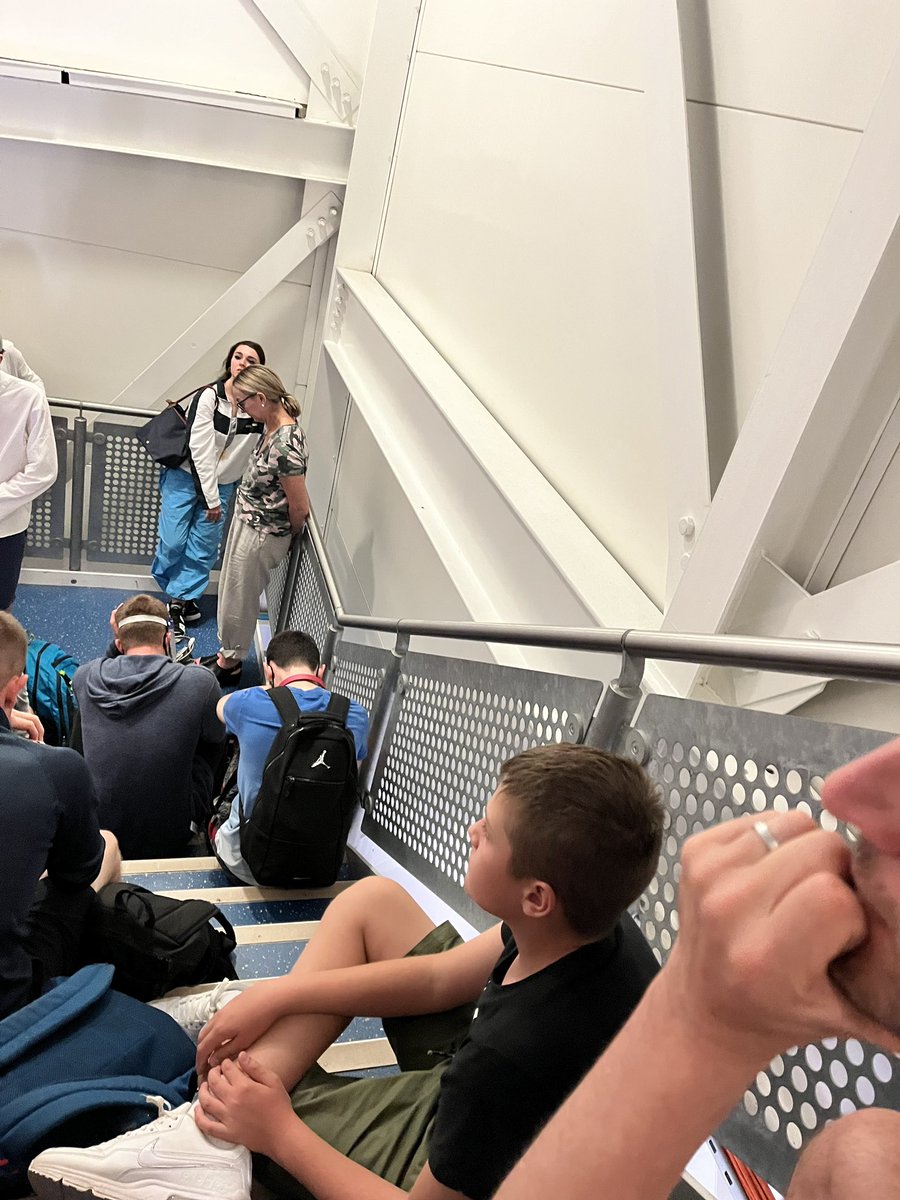 debbieshipley14's tweet photo. Good work @easyJet @Gatwick_Airport 2 hour delay to finally get moving all the way to be locked into a…. Staircase with no plane or bus in sight. https://t.co/GGSdyoo99N