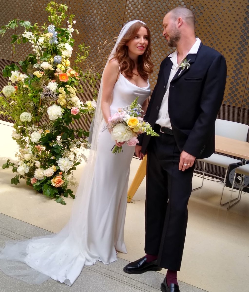 Congrats to this lovely couple who married  in the North Atrium at Hackney Town Hall 🌼🌿