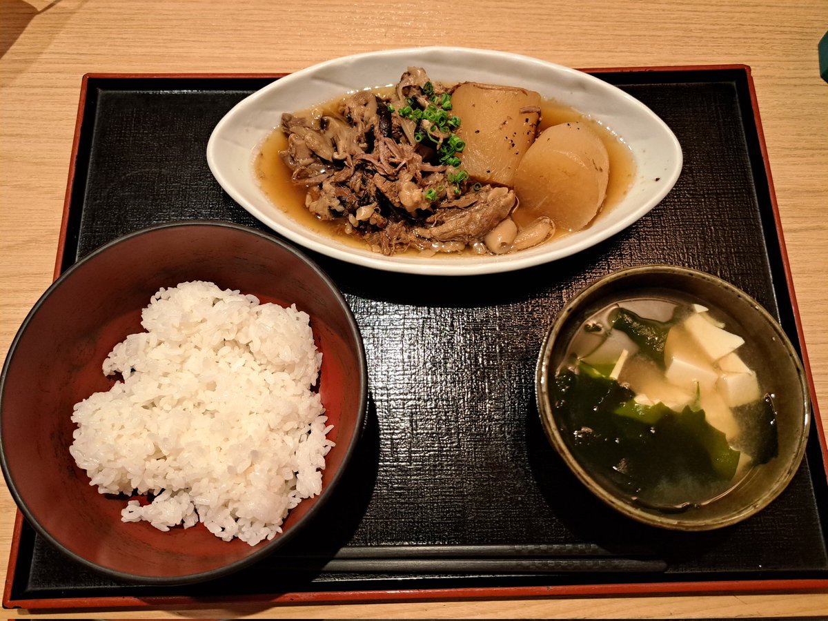今日の賄い「牛すじ大根」