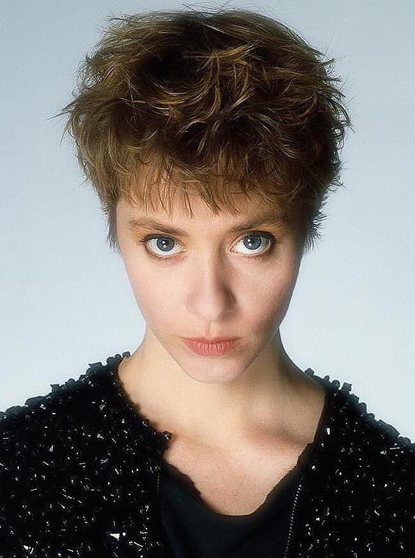Happy birthday SUZANNE VEGA!
(July 11, 1959) 