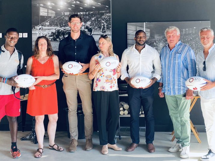 Lors de la finale de la Rugby Africa Cup 2022, notre parrain <a href="/A_Flanquart/">Alexandre Flanquart</a> au contact de @ambassfischer <a href="/AFD_France/">Agence Française de #Développement (AFD) 🇫🇷 🇪🇺</a> <a href="/SDMicroprojets/">Sport & Développement / La Guilde</a> <a href="/France2023/">Rugby World Cup France 2023</a> pour représenter <a href="/terresenmelees/">Terres en Mêlées</a>