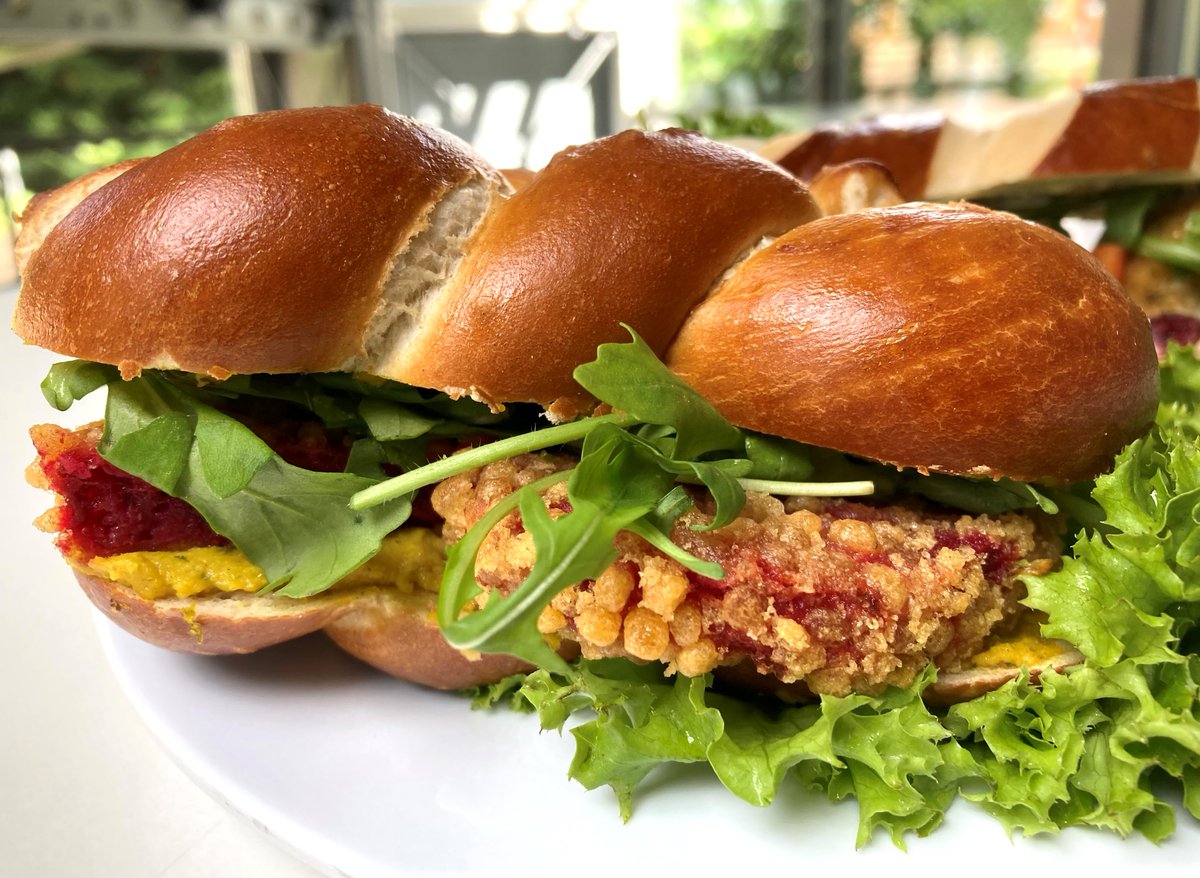 Café am Turm bietet vegane/vegetarische Spezialitäten mehrmals täglich frisch, z. B. Laugenstange mit Falafel-Bällchen, Rucola, Sweet Chili Sauce, Cranberries, Paprika oder Laugenzopf mit Linsenaufstrich, Rote Bete-Puffern, Rucola. Mo - Do 9:30 - 16:00 Uhr, Fr 9:30 bis 15:00 Uhr.