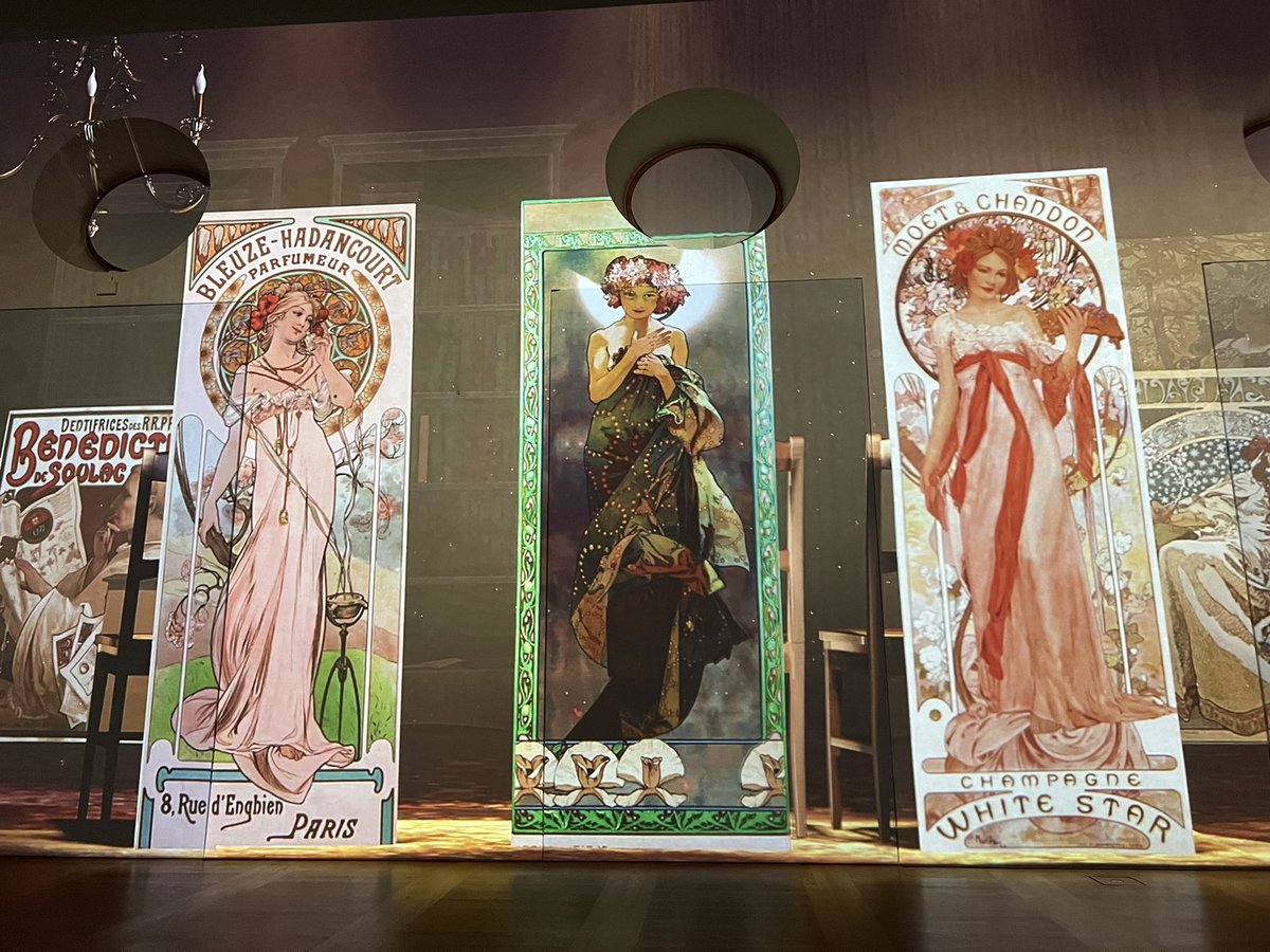 moegi_design's tweet photo. プラハ城のRidingSchoolでやってるMUCHA eMOTIONへ✨
スラブ叙事詩やパリ、アメリカ時代のミュシャ作品がデジタル技術で再構築されたような展示でした!
#チェコ共和国 #チェコ #ミュシャ #imucha #imuchaproject https://t.co/G3DUUNOGKY