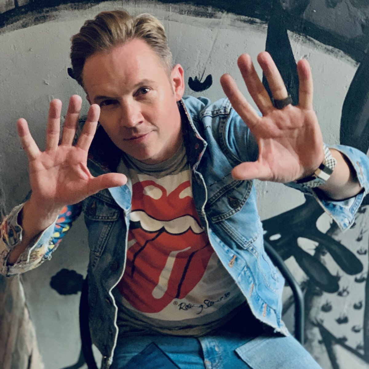 Storieverteller en sanger, Jak de Priester is terug met ‘n lekker op-en-wakker treffer. PRETORIA BY DIE SEE Jak oorweeg verskillende lande om na te emigreer, maar besef op die ou end van die dag Suid-Afrika bly die beste! #sfmtreffervandiedag
