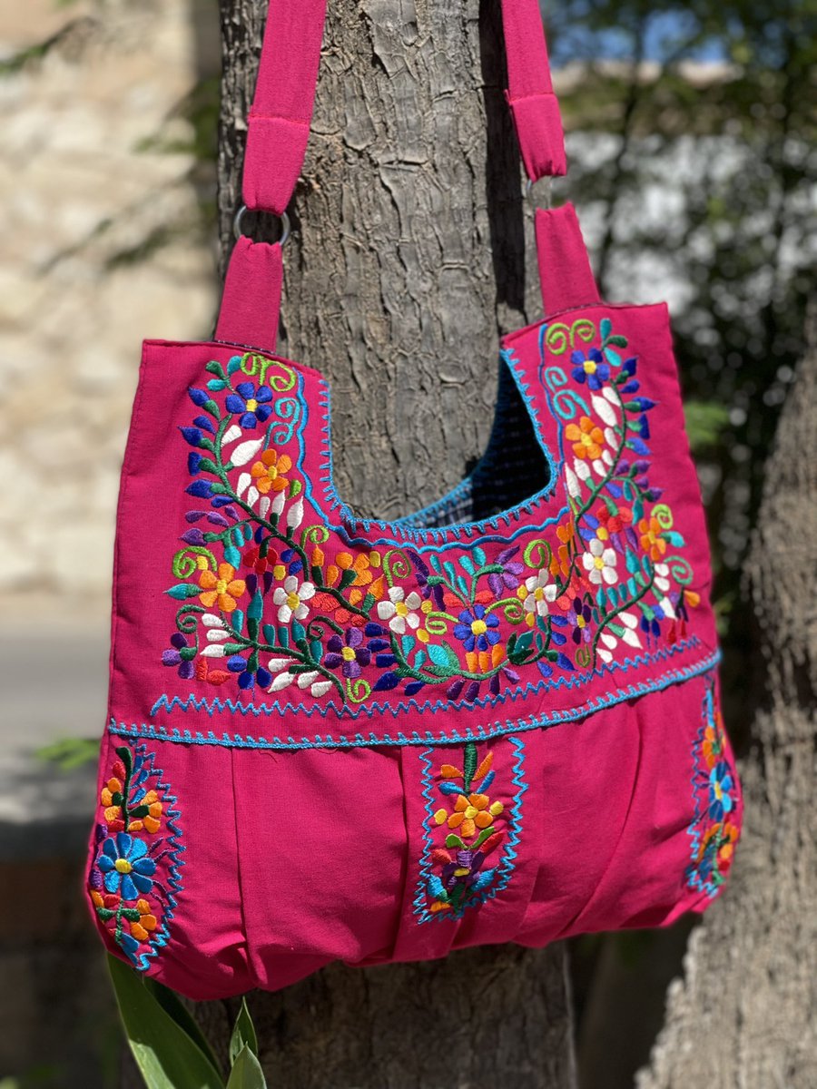 elpadredelalola's tweet photo. A mi hija @MamasuBolsos le quedan 10 bolsos mexicanos. Le he dicho que le iba a ayudar a venderlos y se ha reído. Una mariscada me ha prometido si se los vendo. No me digan que no son preciosos para un regalo de verano. https://t.co/ObplK96JQt https://t.co/dtKwU3zyKb