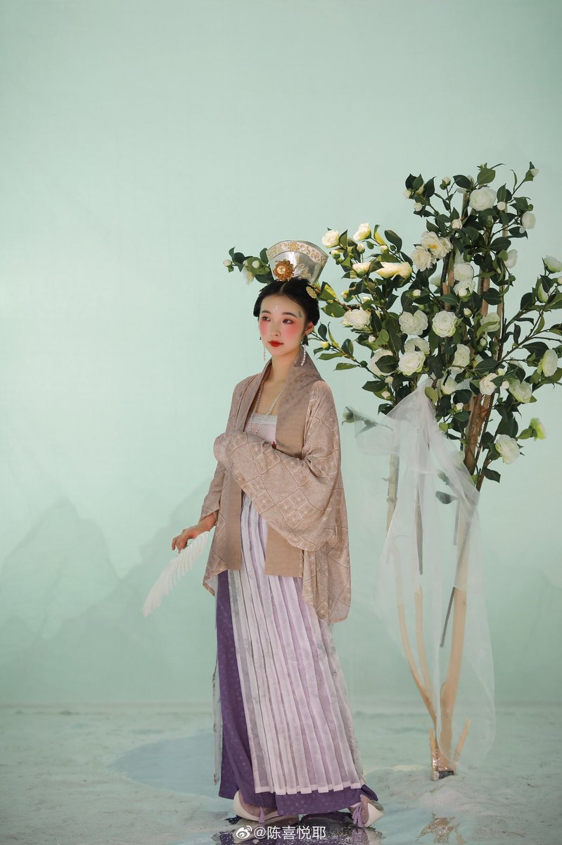 balabengta's tweet photo. #中華風 #漢服チャレンジ
#汉服挑战 #한푸_도전 #China #汉服 #漢服 #한푸 #中国女孩
#Chinese_style #中国风 #Chinesegirl #Chineseculture #hanfu_challenge #hanfu #hanfugirl  #chinesefashion 
宋制汉服-仿长干寺印金碧色罗衫子配飞机袖配仅合围百褶裙配折枝花合裆裤+团冠
图源：陈喜悦耶 https://t.co/gI4gJvqXji