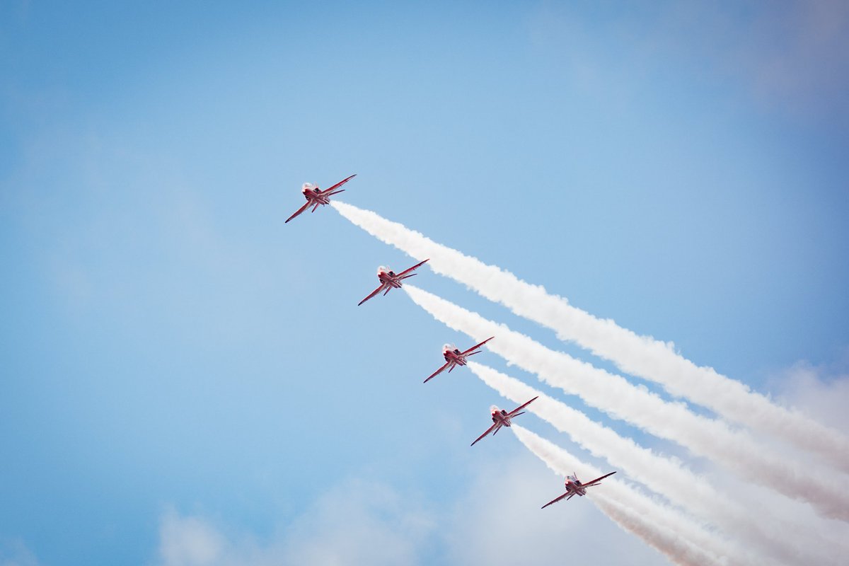 AdamGrisedale's tweet photo. @rafredarrows at @SouthportAir on Saturday. Always an amazing sight to see these world class pilots flying these beauties. #royalairforce #raf #RedArrows #SouthportAirShow https://t.co/MCd7lLRloy