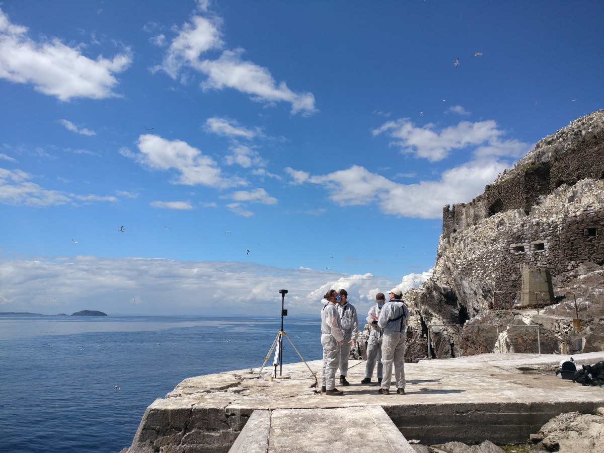 Avian flu update from the #BassRock.

A huge thank you🙏 to the team of drone specialists at <a href="/EdinburghUni/">The University of Edinburgh</a> and their partners <a href="/NERC_FSF/">NERC FSF</a> <a href="/SRUC/">SRUC</a>, who joined us out on Bass Rock last week to begin to assess the impact #AvianFlu is having on the #gannets.