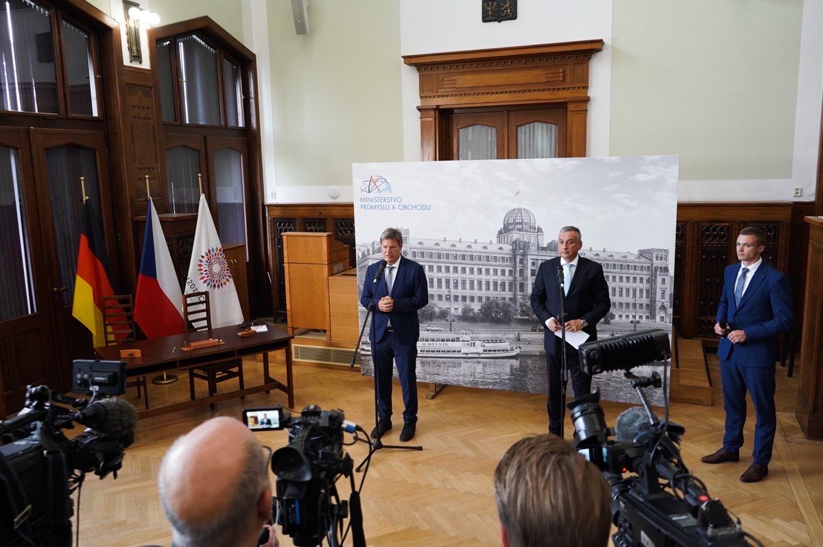 Plyn dnes stojí skoro osmkrát víc než před rokem a od toho se odvíjí i ceny elektřiny. Je to výsledek Putinovy energetické války. O to spíš je třeba nazývat věci právým jménem a s ministrem Habeckem jsme to dnes řekli jasně: 🇷🇺 zneužívá energetiku jako zbraň s cílem nás poškodit.
