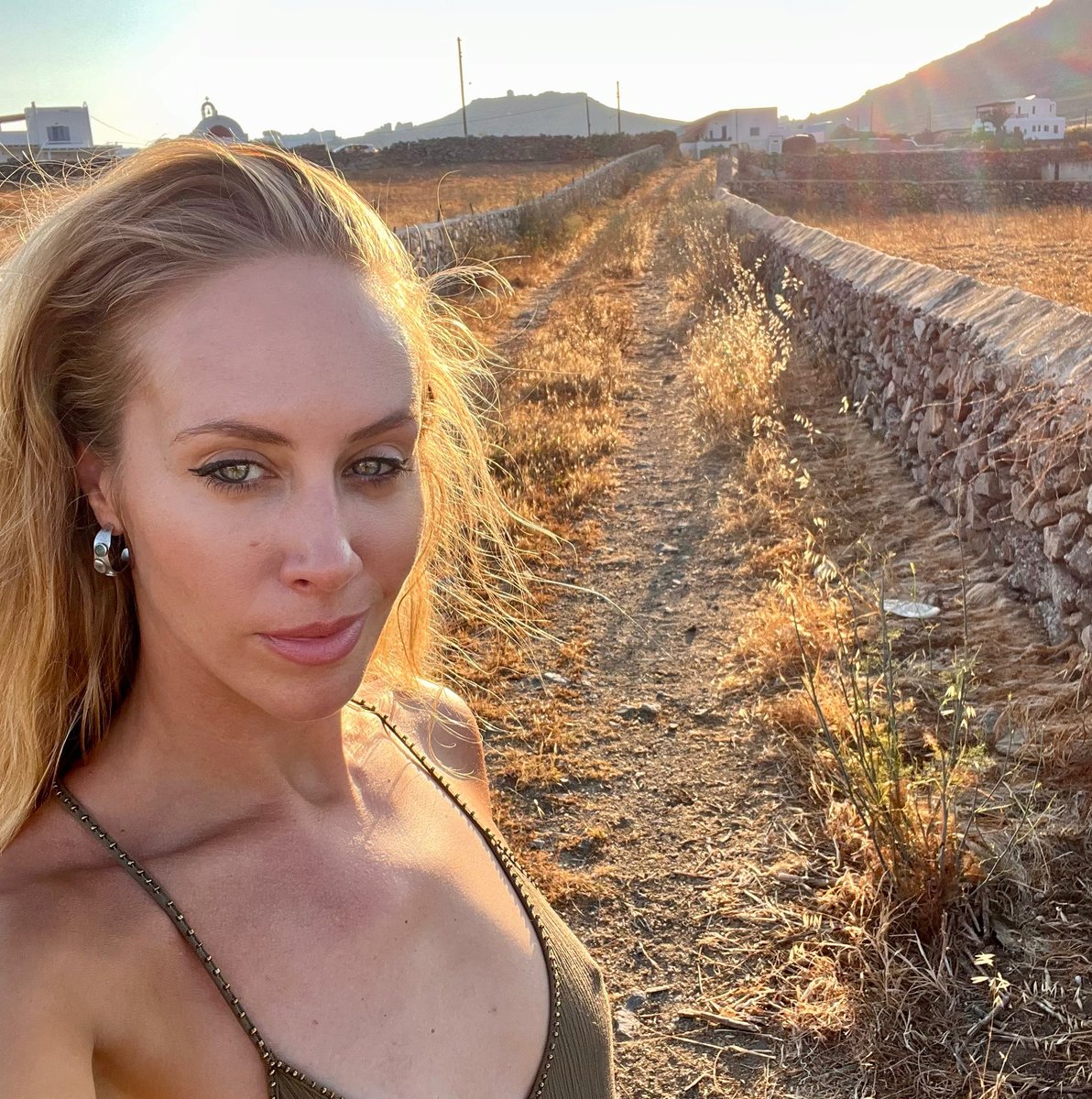 katerinaxmusic's tweet photo. Not all who wander are lost. #katx https://t.co/ovYt9hLxRc