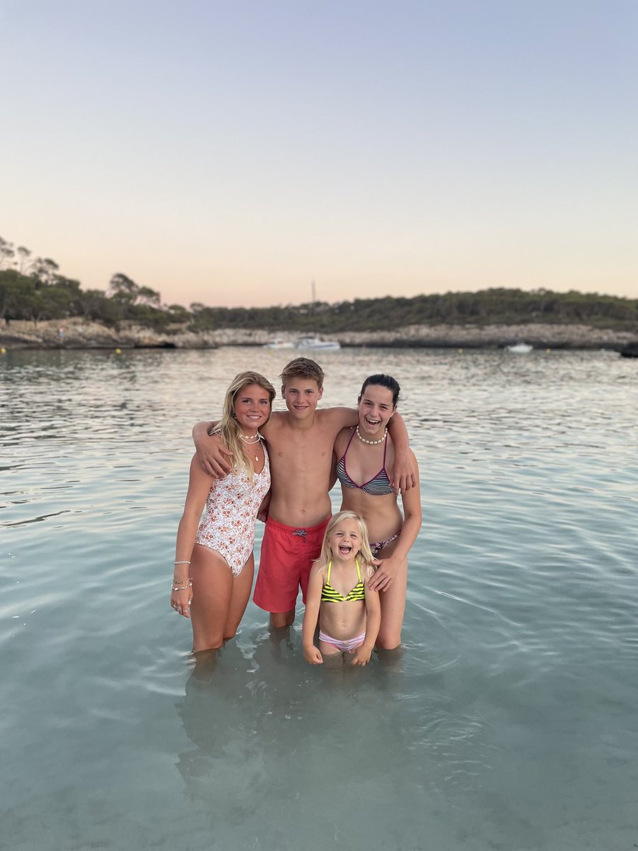 becgbr's tweet image. Lucky to have these 4 in my life 💜