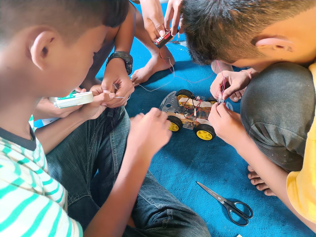 TuftsCEEO's tweet photo. Our friends at @Teach4Nepal are working to bring making into schools in Nepal as part of our Playful Engineering-Based Learning (PEBL) project funded by @LEGOfoundation.
Read more about their work:
https://t.co/65oI7toBkg https://t.co/8jWztFGV5z