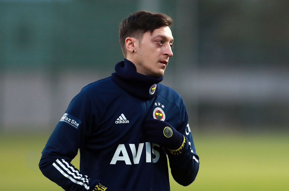 ÖZEL | Mesut Özil ile Fenerbahçe'nin yolları ayrıldı. Mesut Özil, Başakşehir ile görüşüyor.