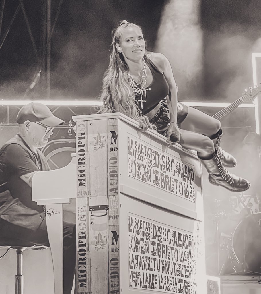 Si, desde luego que no se pudo escoger mejor el título de esta gira.
90 minutos + y los que hicieran falta.
Casi 2 horas de magia,dejando tu esencia y tu alma en cada nota.
Hasta la próxima <a href="/IndiaMartinez/">India Martínez</a> ,seguro que se volverá a parar el mundo cuando estes encima del escenario.