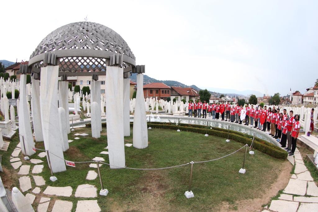 11 Temmuz 1995... Unutmadık, unutmayacağız!

İnsanlık tarihinin kayda geçmiş en büyük soykırımlarından #Srebrenitsa katliamının 27. yıl dönümünde hayatını kaybeden kardeşlerimizi rahmetle anıyoruz.

Unutturmayacağız!