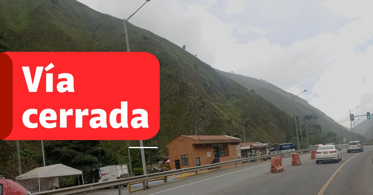RevistaSemana's tweet photo. Las fuertes y frecuentes lluvias que se presentan en la región por donde cruza la vía Bogotá - Villavicencio tienen en problemas a los viajeros. https://t.co/PsBu0e35hp https://t.co/8sSkkX63ql