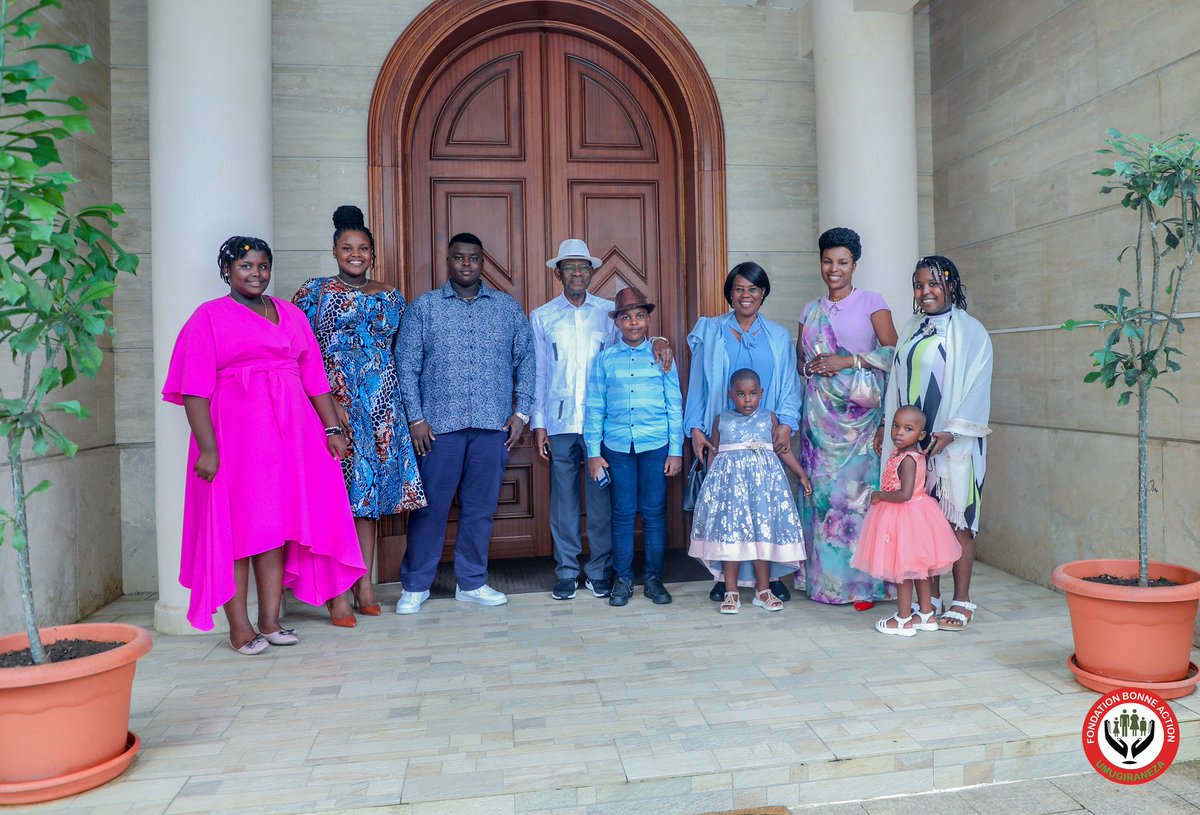 Burundi1stLady's tweet photo. Je remercie très vivement le couple présidentiel de la Guinée Équatoriale pour l'accueil chaleureux et l'hospitalité qui nous ont été réservés ce 9 juillet 2022 au Palais Présidentiel à #Malabo https://t.co/K4AkMwbKJs