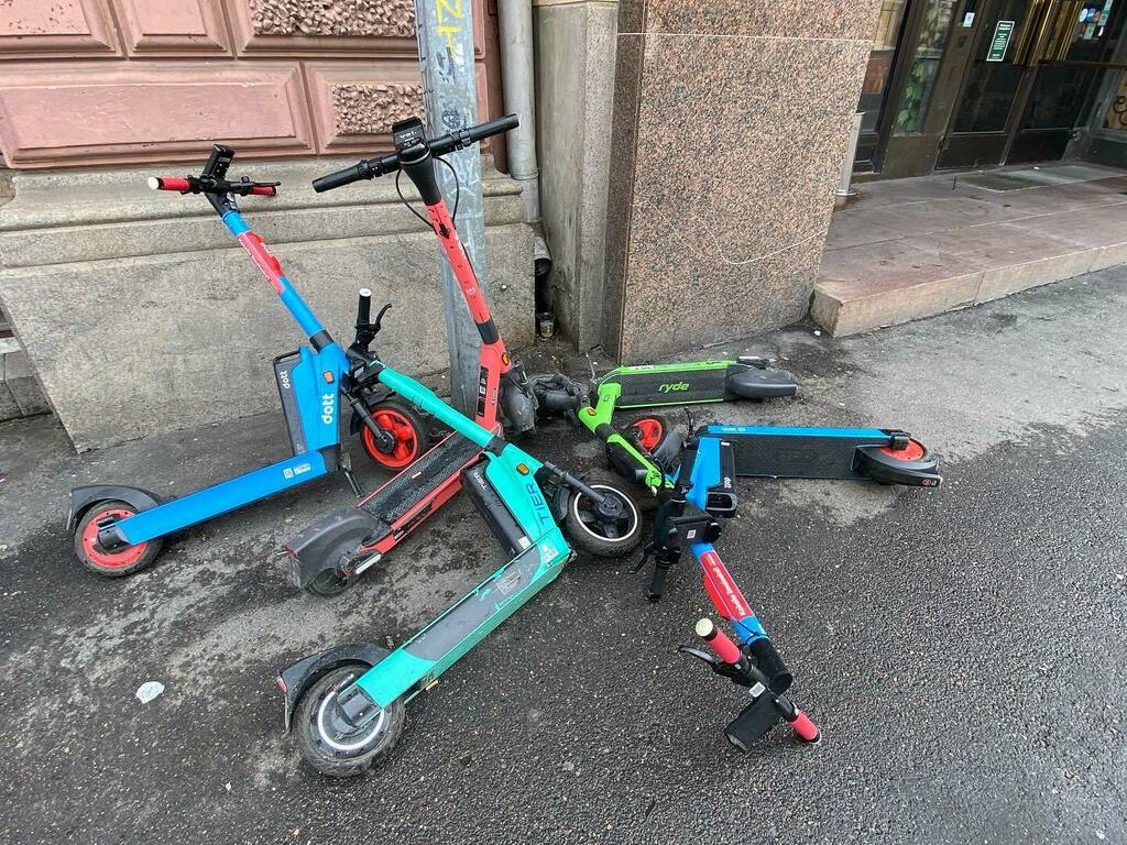 Been a rough weekend night in Helsinki.

At least there a wide choice: 5 different riding apps represented. https://t.co/nWMqkX04WA