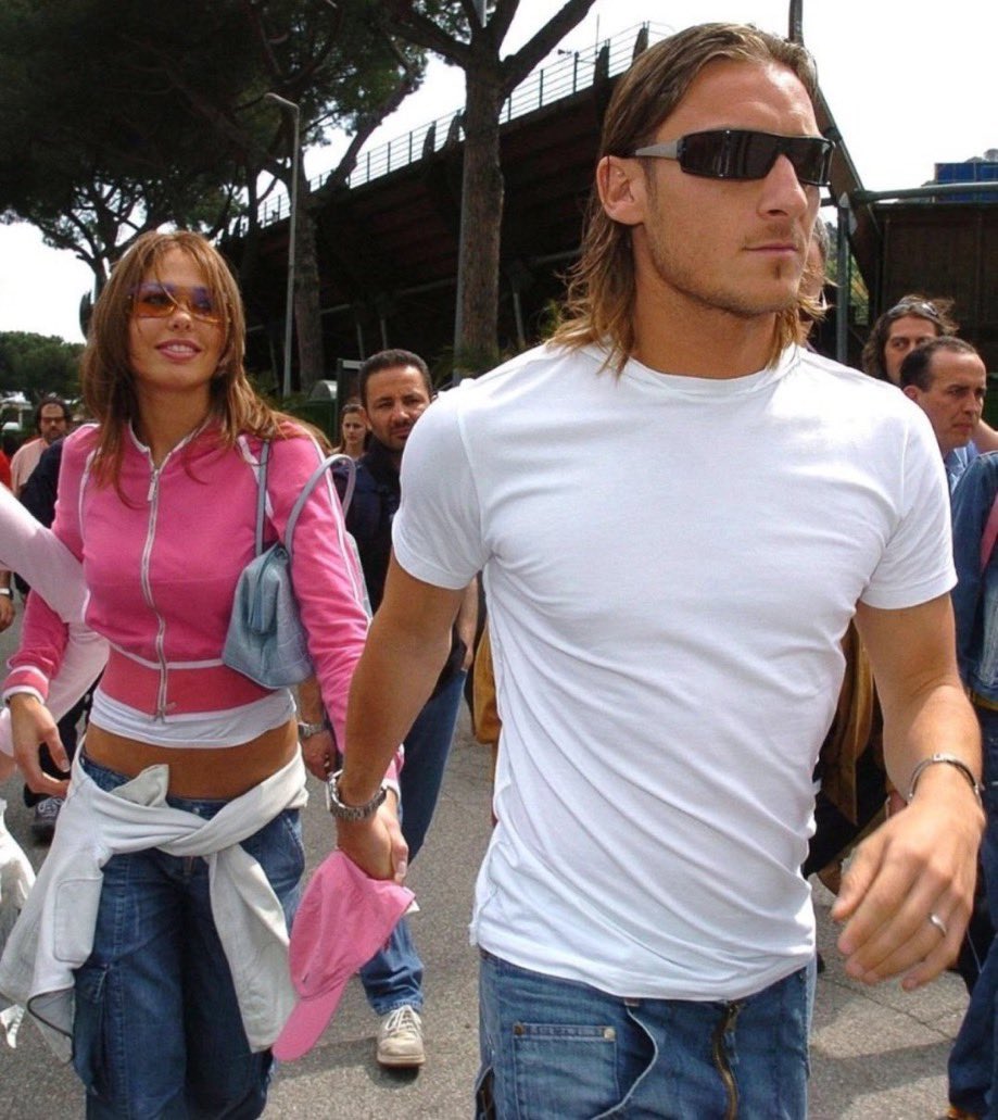 carlhoe_'s tweet photo. Roma bruciava perché loro due si stavano per lasciare https://t.co/LMVxu4v1F2