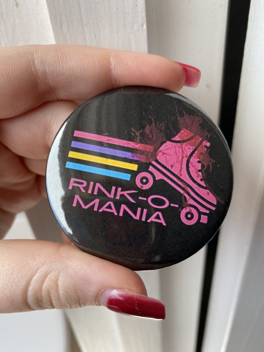 mothnmagpie's tweet photo. So this happened yesterday and I'm still in awe - our badge as worn by Joseph Quinn! My sibling gifted one to him at #LFCC22 and he put it on immediately, AND wore it to the Q&A and photoshoot. #StrangerThings4 #EDDIEMUNSON
You can buy one here: https://t.co/oPmStPAfXf https://t.co/Zg7oqIC6oH