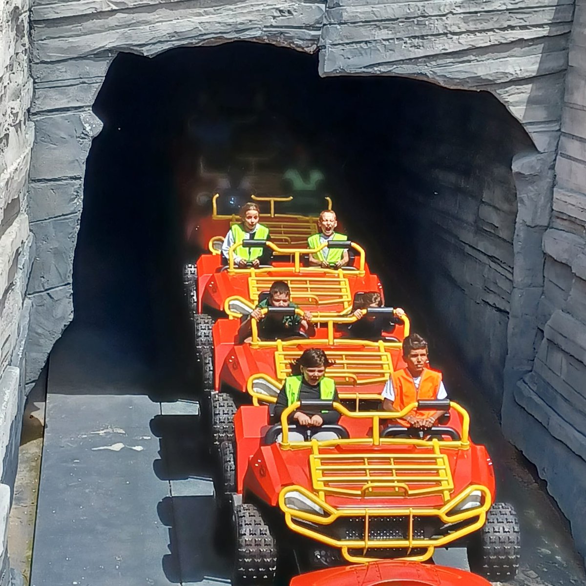 PoleChartreuse's tweet image. A l&apos;école Sainte-Thérèse, les élèves ont pu profiter de deux belles sorties scolaires : à Vulcania pour les plus grands et au Parc du Neyrial pour les plus petits !
Les inscriptions restent ouvertes : 04 71 09 27 99 ou par mail à st-therese@wanadoo.fr
bit.ly/3AGndR0