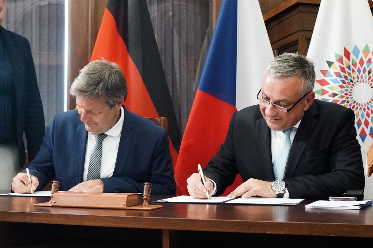 Tou nejlepší reakcí na ruské zneužívání energetiky jako zbraně je jednota a solidarita EU, která při zastavení dodávek plynu pomůže zajistit jeho dostatek i pro ty nejzranitelnější země. S  🇩🇪 ministrem Habeckem jsme se dnes k těmto principům přihlásili ve společném prohlášení.