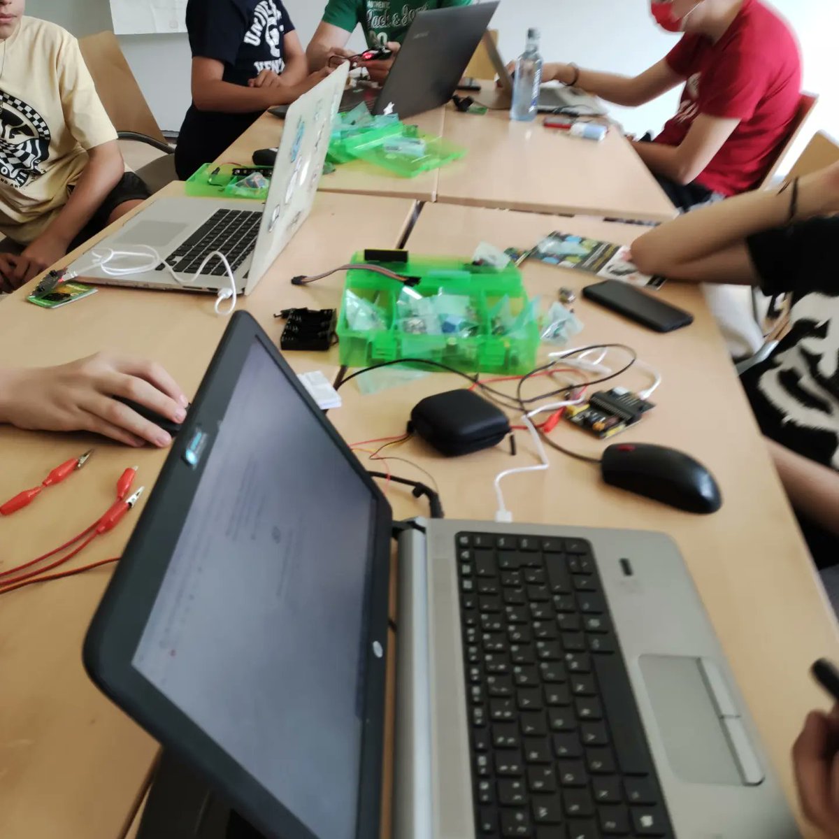 zonajoventorre's tweet photo. Empezamos el #CampusODS2030TECH en la #zonajoventorre con jóvenes aprendiendo programación, robótica y domótica para desarrollar un proyecto #ciudadsostenible #ciudadsocial #DesingforChange Continuamos con #CampusSkate #CampusAventuraJoven https://t.co/6wvruqTkle