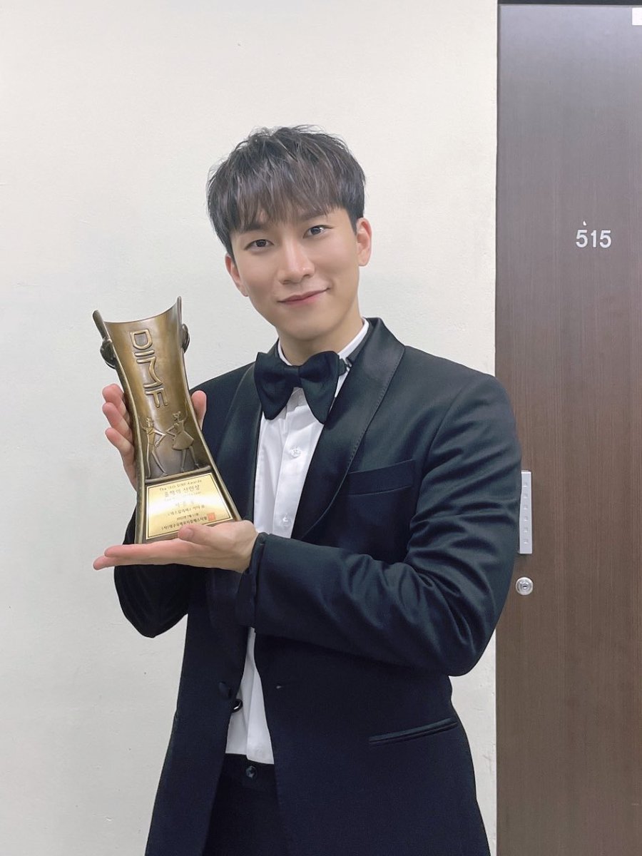 jaellybeats's tweet photo. You worked so hard for that award, our leader-nim. Congratulations! I couldn't be any prouder ❤���👏🏆

EUNKWANG DIMF ROOKIE OF THE YEAR
#서은광_DIMF_신인상_축하해
#CongratsEunkwang
@OFFICIALBTOB #비투비 
@BTOB_SEKwang #서은광 https://t.co/NIHoNNe7IZ