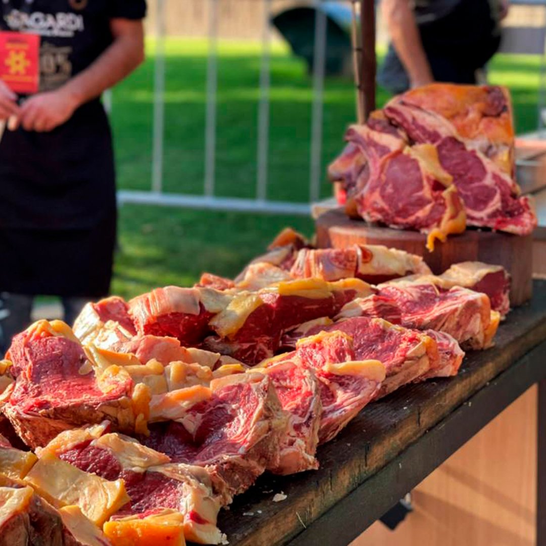 ¿Un festival con mucha carne, música y buen ambiente?
¡Hombre, por favor! Hemos disfrutado a lo grande del
espectacular #EssenciaDoVinho de la mano de los amigos de #SagardiPorto del 
<a href="/GrupoSAGARDI/">GrupoSAGARDI</a>
. ¿Cuándo decís que repetimos? ¡Ya nos rugen las tripas! ¡Obrigado!