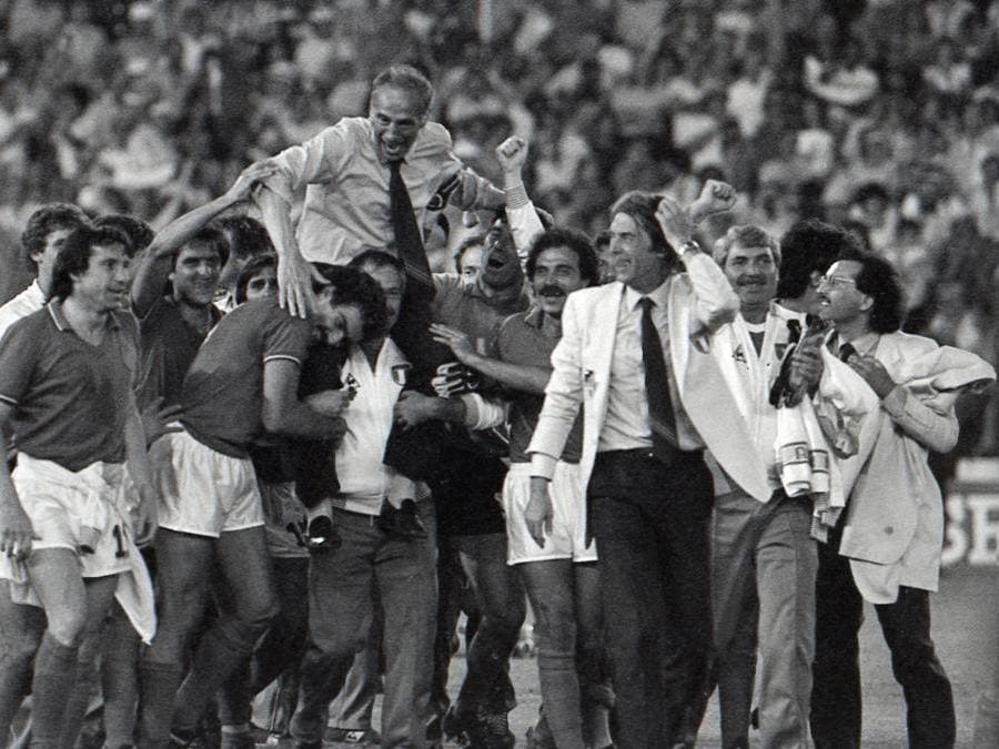 11 luglio 1982: Italia Mundial, stampa sportiva italiana  campione del mondo di Voltafaccia, con salto sul carro del vincitore, piroetta e leccata finale, dopo aver infierito per anni su Bearzot.
robertobonzio.medium.com/1982-italia-mu…