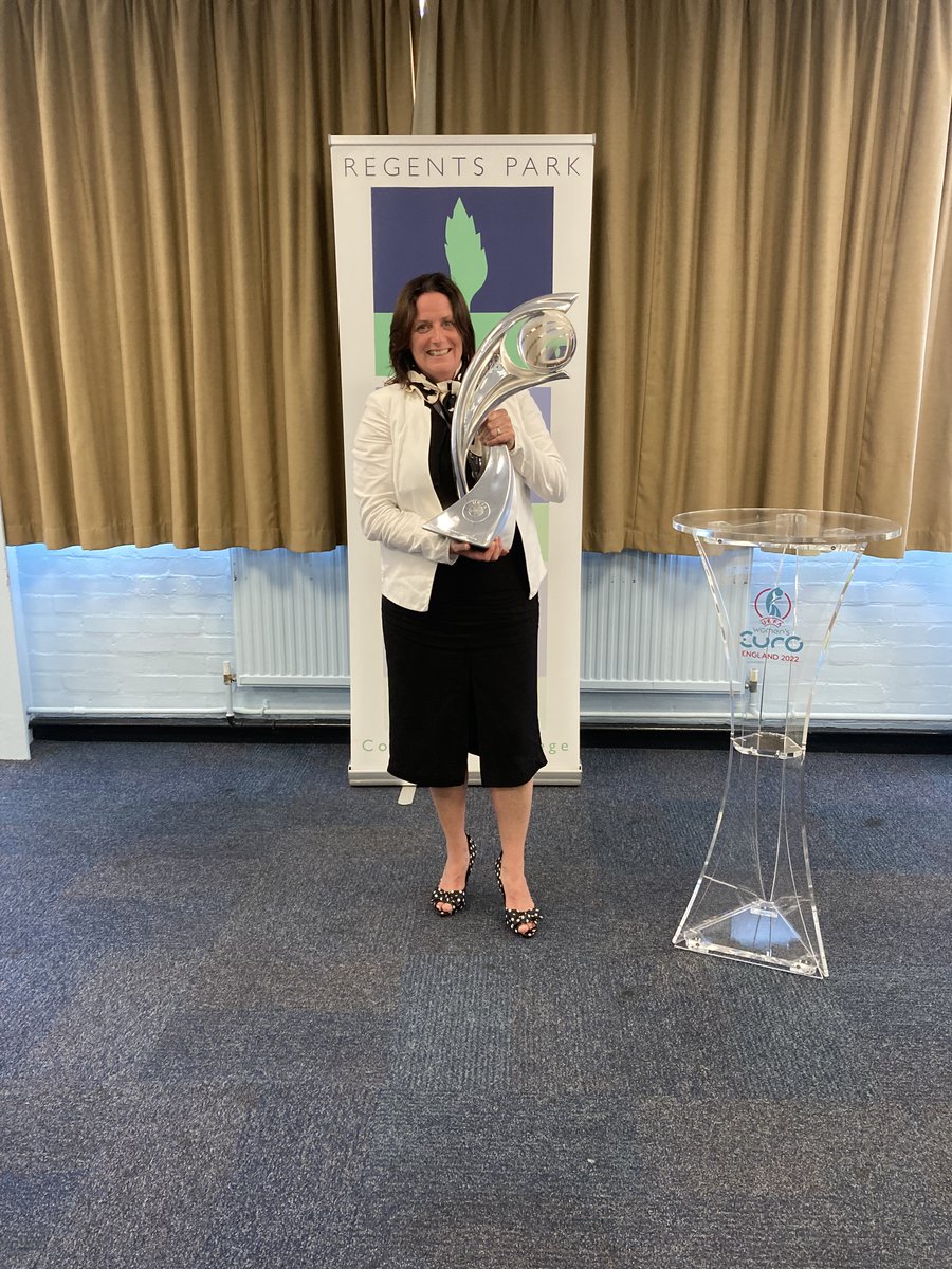 Mrs Barnes, Headteacher holding the Women's Euro cup!
@WEURO2022 #WEUROS2022