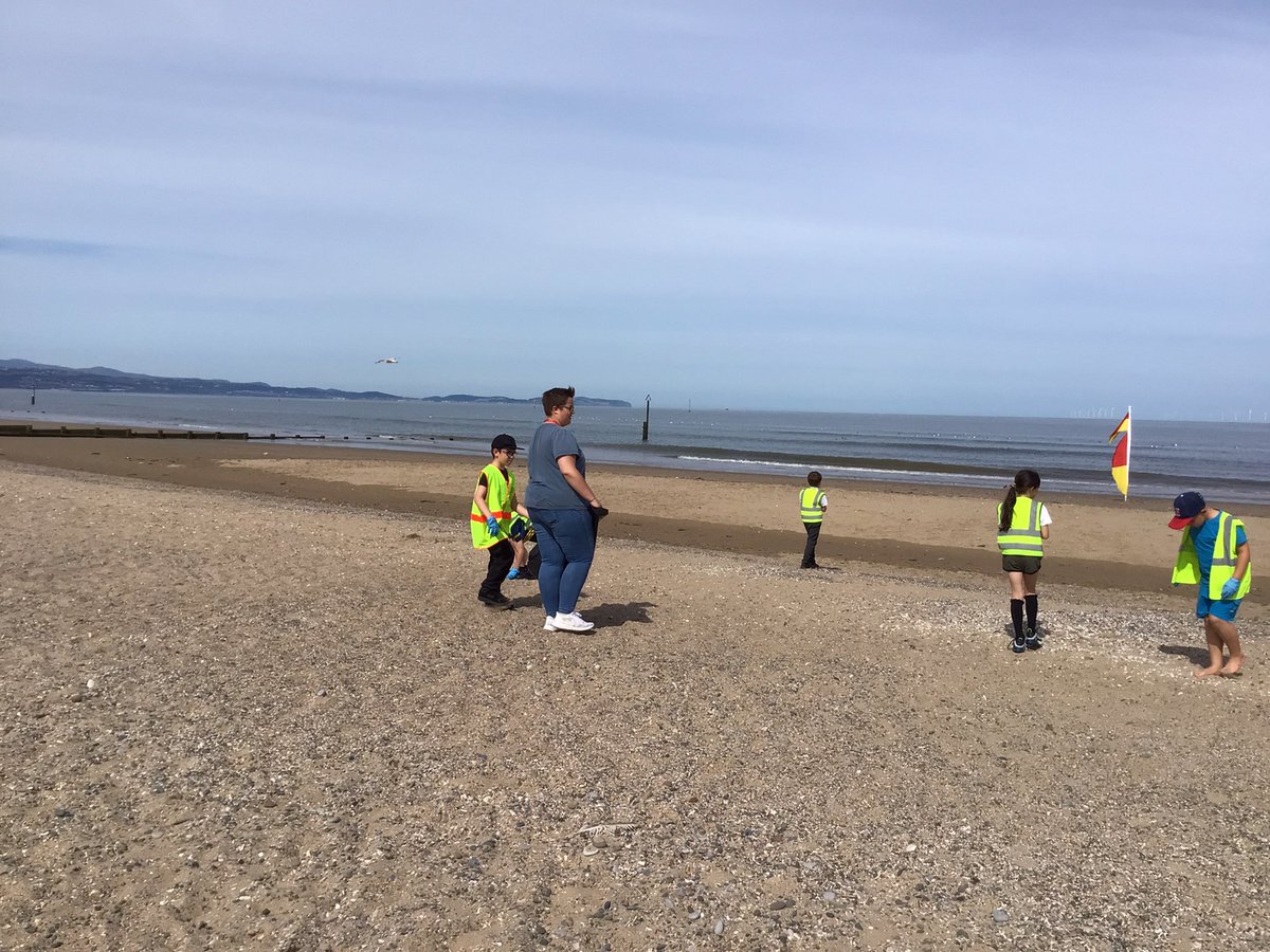 Ms_Middleman's tweet photo. @YsgolEmmanuel @GalvinMiss @dosbarth3PG Well done  year 3 you all did a fabulous beach clean today 👏👏@DenbighshireCC https://t.co/Eg2iBm5F9N