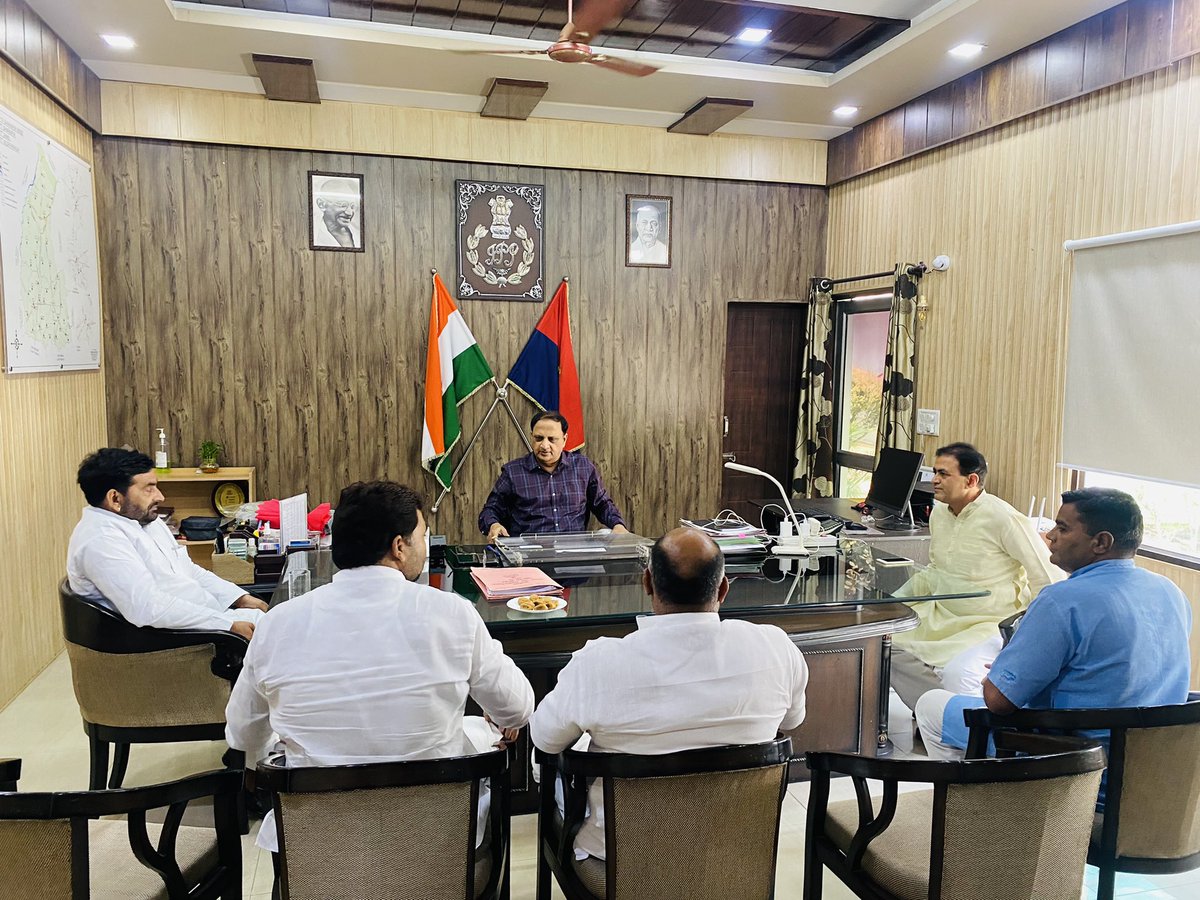 Yograj_sngh's tweet photo. सहारनपुर 
राष्ट्रीय लोकदल कार्यकर्ताओं/पदाधिकारियों के सम्बन्ध में पुलिस उपमहानिरीक्षक सहारनपुर परिक्षेत्र( D.I.G.) सुधीर कुमार सिंह से कि मुलाक़ात ! https://t.co/UdTM2mEhTv