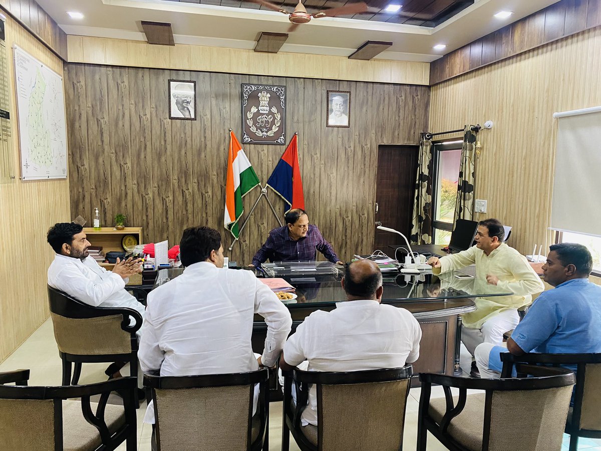 Yograj_sngh's tweet photo. सहारनपुर 
राष्ट्रीय लोकदल कार्यकर्ताओं/पदाधिकारियों के सम्बन्ध में पुलिस उपमहानिरीक्षक सहारनपुर परिक्षेत्र( D.I.G.) सुधीर कुमार सिंह से कि मुलाक़ात ! https://t.co/UdTM2mEhTv
