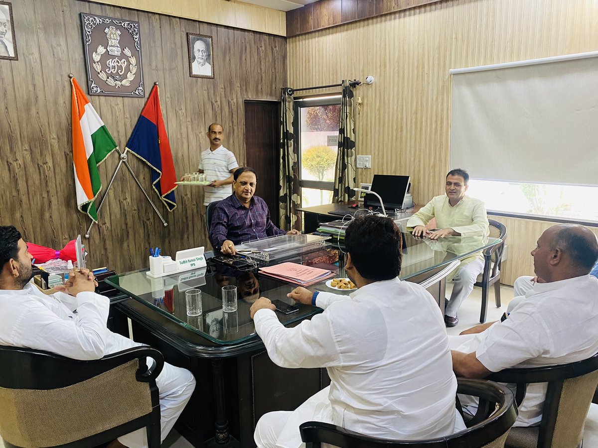 Yograj_sngh's tweet photo. सहारनपुर 
राष्ट्रीय लोकदल कार्यकर्ताओं/पदाधिकारियों के सम्बन्ध में पुलिस उपमहानिरीक्षक सहारनपुर परिक्षेत्र( D.I.G.) सुधीर कुमार सिंह से कि मुलाक़ात ! https://t.co/UdTM2mEhTv