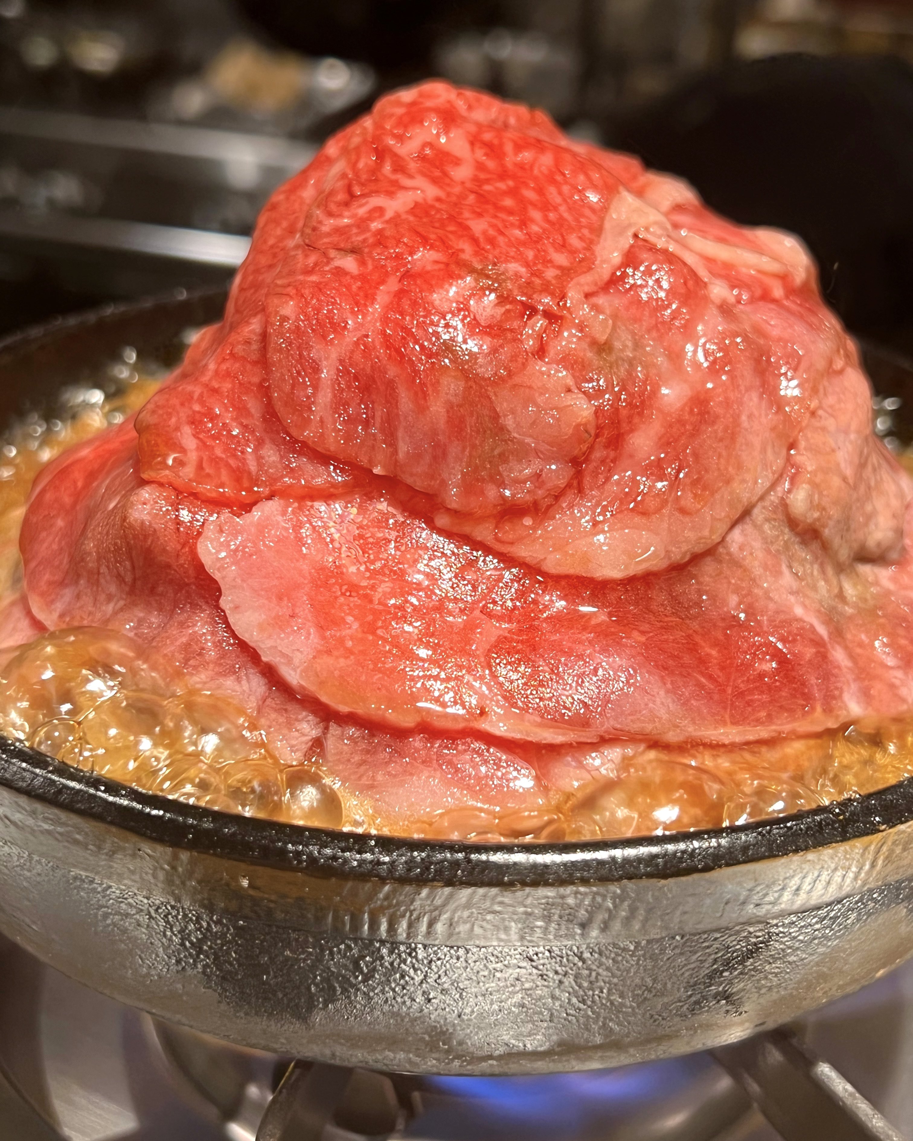 フォーリンデブはっしー 京都にある Kanegura は 高級肉割烹 三芳 が手がける カジュアル肉料理店 こんもり山盛り の 肉鍋 が1300円なのは破格で シャキシャキな細モヤシを肉でローリングしつつ 生卵にダンクすればすき焼き風に 近江牛