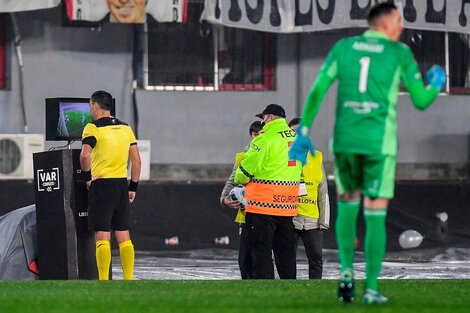 horaciobernades's tweet photo. ... LOS INÚTILES DE LOS RÉFERIS Y LINEMEN (ayer el de River-Godoy cobró un offside q vio él solo) PARA QUE APRENDAN SU OFICIO.

Y si lo hacen mal reiteradamente se los suspende y se los manda de vuelta la escuelita.

Y si se equivocan una vez te jodés, xq ESTE ES UN DEPORTE... https://t.co/dLSOcautKS