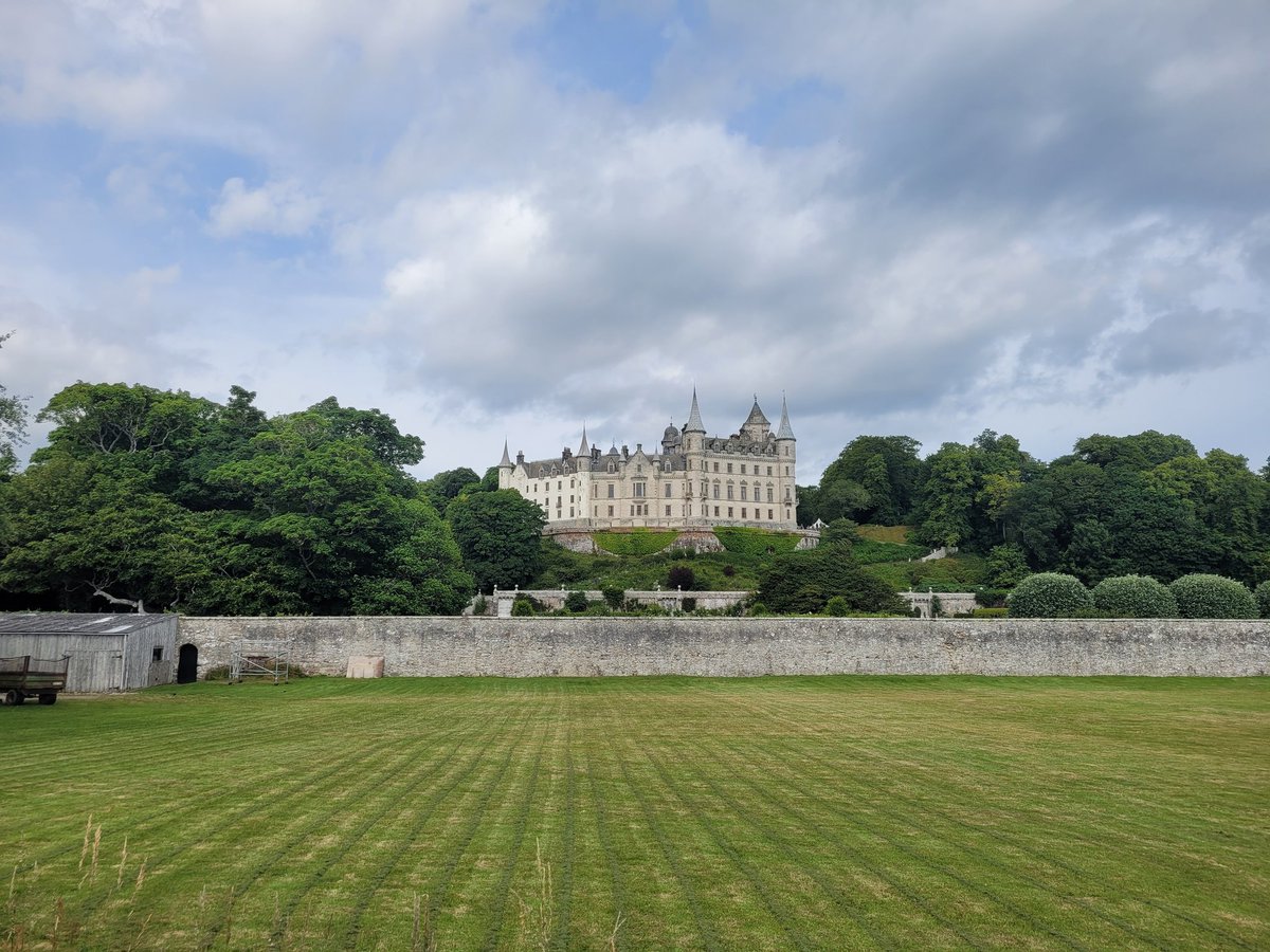 Jamie_LEJOG's tweet image. Day 91: Golspie to Brora, 8 miles. A nice short day to start the last week, including seeing the impressive Dunrobin Castle.